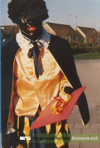 169 Foto van de Openbare Lagere School 'De Daverhof' in Kerk-Avezaath (gem. Buren). Bezoek van Sint-Nicolaas en Zwarte Piet