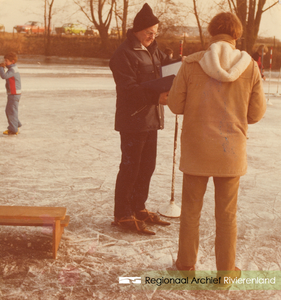 174 Foto van de Openbare Lagere School 'De Daverhof' in Kerk-Avezaath (gem. Buren). Schaatswedstrijden met de leerlingen