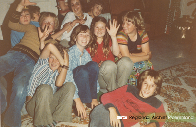 180 Foto van de Openbare Lagere School 'De Daverhof' in Kerk-Avezaath (gem. Buren). Feestje en diner met de leerlingen