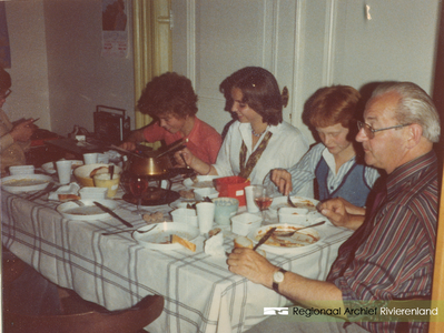 181 Foto van de Openbare Lagere School 'De Daverhof' in Kerk-Avezaath (gem. Buren). Feestje en diner met de leerlingen