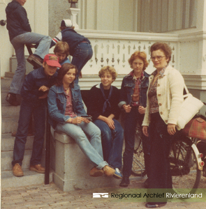 182 Foto van de Openbare Lagere School 'De Daverhof' in Kerk-Avezaath (gem. Buren). Uitstapje met de leerlingen en ...