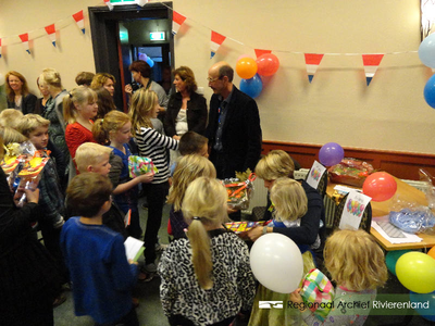 913 Medewerkers en leerlingen van basisschool De Wegwijzer in Asch organiseerden een suprise receptie voor Jan-Henk ...