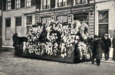 192 Begrafenis H.L. Philips, koets met bloemen voor woonhuis