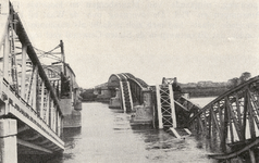 195 Vernielde verkeers- en spoorbrug na de Duitse inval mei 1940