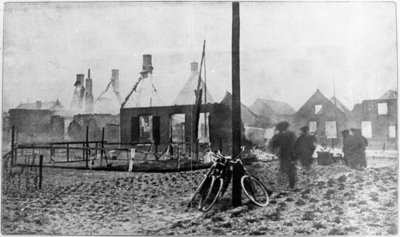 312 Smeulende restanten van door brand verwoeste woningen, na de brand van 6 mei 1929