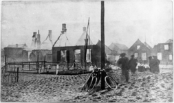 312 Smeulende restanten van door brand verwoeste woningen, na de brand van 6 mei 1929