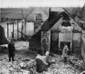 313 Drie heren bij de resten van het huis van de familie De Leeuw waar een verwoestende dorpsbrand begon op 6 mei 1929