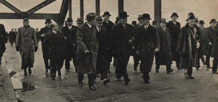 336 Opening verkeersbrug Hedel, genodigden lopen over de brug. Geheel rechts gouverneur van Brabant Van Rijckevorsel