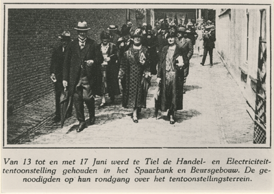 670 Handel- en electriciteittentoonstelling in Spaarbank en Beursgebouw. Op de foto de genodigden op hun rondgang over ...