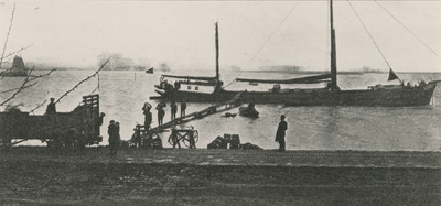 674 Met welke grote moeilijkheden men met het laden van de beetwortelen wegens de hoge waterstand van de rivier de Waal ...