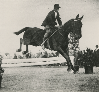 677 Dhr. G. v.d. Brink neemt tijdens het tijdens het springconcours op tegen Jan de double bar