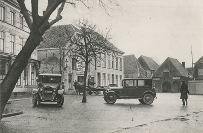678 Tiel is een oud stadje, maar bijvoorbeeld hier op de Varkensmarkt bewijzen de moderne auto's wel dat men toch ook ...