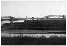 10-17055 Verwoeste spoorbrug bij Hedel, gezien vanaf de Brabantse zijde