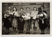 4-753 Zes dames (kerkschoonmaaksters?) met een boeket bloemen in hun hand. Vlnr: 1. Toos Wels (Kivit), 2. Janneke Kivit ...