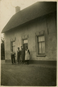 4-806 Vijf leden van de familie Fraaije buiten staand voor hun huis.