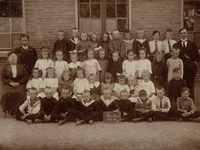 7-7 Schoolfoto: christelijke lagere school, groep 2. Achterste rij vlnr: 1. onbekend, 2. Henk van Hees Arnz., 3. ...