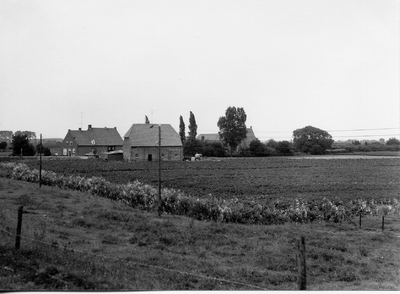 5-15013 Zicht op boederij aan Veldweg