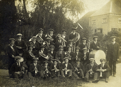 15-44 Fanfare De Volharding op het Kerkplein in Bruchem met de 'Juffershof' van de familie Heijstek op de achtergrond.