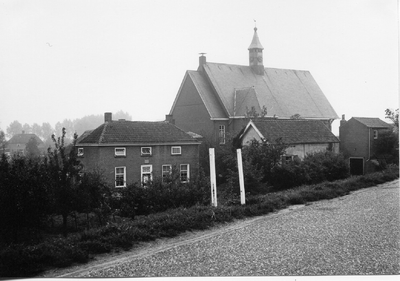 17-15007 Zicht op hervormde kerk aan de Kerkstraat met de kosterswoning