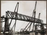 22-8414 Verkeersbrug over de Waal in aanbouw, montage brug hangt boven de stoelen