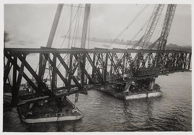 22-8426 Verkeersbrug over de Waal in aanbouw,