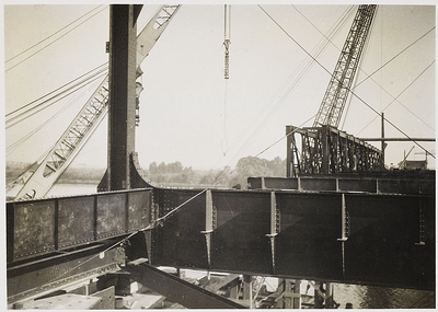 22-8429 Verkeersbrug over de Waal in aanbouw,