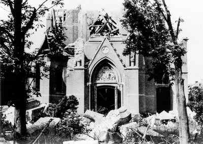 19-177 Door oorlog verwoeste rooms-katholieke kerk
