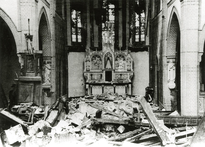 19-179 Door oorlog verwoest interieur rooms-katholieke kerk