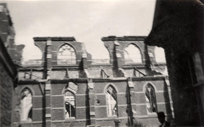 4-6 Door oorlog verwoeste rooms-katholieke kerk