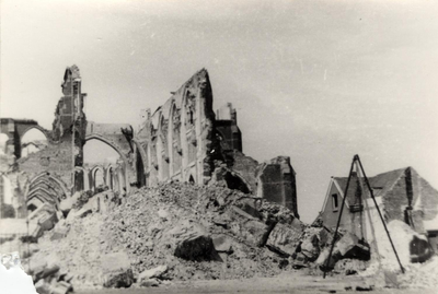 4-12 Door oorlog verwoeste rooms-katholieke kerk