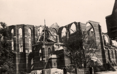 4-25 Door oorlog verwoeste rooms-katholieke kerk