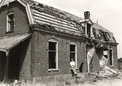 4-30 Door oorlog beschadigde woning, café 't Oude Veerhuis