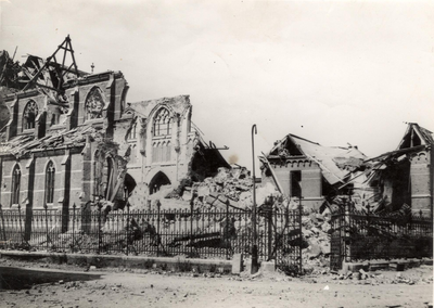 4-1369 Door oorlog verwoeste rooms-katholieke kerk