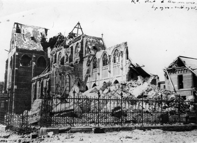 4-1374 Door oorlog verwoeste rooms-katholieke kerk