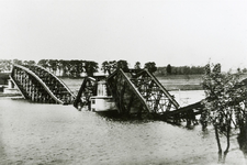 16-355 Door oorlog verwoeste brug over de Bergsche Maas bij Heusden