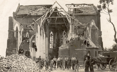 20-240 Sloop van de door oorlog zwaar beschadigde rooms-katholieke kerk
