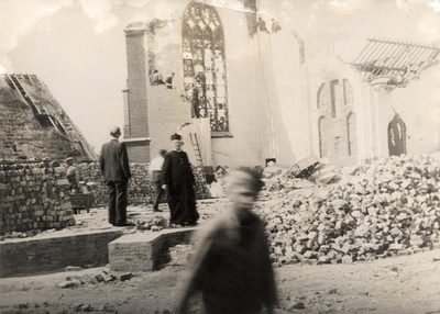 20-242 Slopen door oorlog zwaar beschadigde rooms-katholieke kerk. De stenen worden schoongebikt en hergebruikt