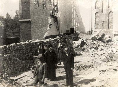 20-243 Slopen door oorlog zwaar beschadigde rooms-katholieke kerk. De stenen worden schoongebikt en hergebruikt