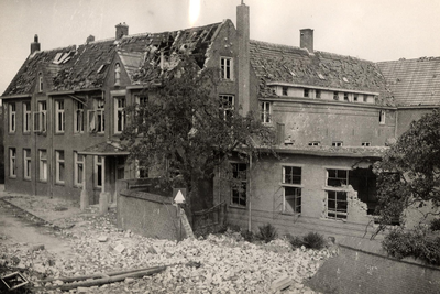 14-1493 Door oorlog beschadigd klooster van de zusters van Liefde uit Tilburg, tevens bejaardenhuis Sint Franciscus van Sales
