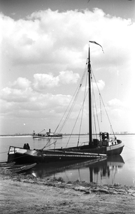 19-1497 Vrachtboot met zeil op de Waal