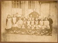 22-8152 Schoolfoto: openbare lagere school, op het Kerkhof, 1e klas. Van links naar rechts, achterste rij: Annie van ...