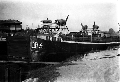 22-8831 In opdracht van de Duitse bezetter omgebouwde rivieraken met vliegtuigmotoren