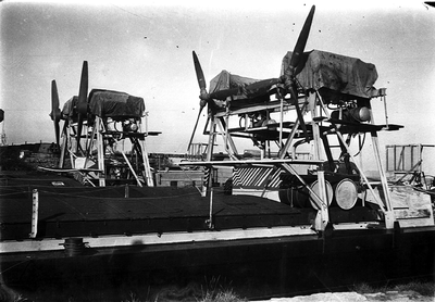 22-8832 In opdracht van de Duitse bezetter omgebouwde rivieraken met vliegtuigmotoren