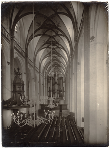 22-9275 Sint Maartenskerk Zaltbommel, middenschip richting het westen met orgel en preekstoel (links)