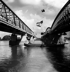 22-9462 Vrachtboot vaart onder Verkeersbrug en spoorbrug door