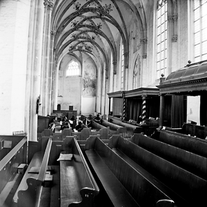 22-9496 Interieur Sint Maartenskerk, kerkbanken