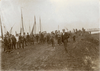 4-1609 Haven en laad en loswal met werklieden