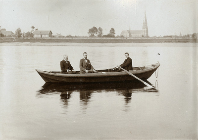 4-1615 Roeiboot op de Maas nabij de haven van Ammerzoden, op de achtergrond links café Oude Veerhuis en rechts de ...