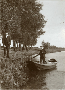 4-1619 Roeiboot op de Maas nabij Ammerzoden