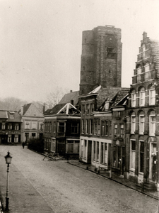 22-3185 Gasthuistoren kort na de afbraak van de spits en het verwijderen van het carillon in december 1944- januari ...